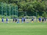 天然芝グラウンドBで練習する選手たち