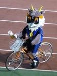 ビール片手に自転車に乗るライカくん