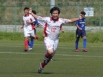 得点してベンチに駆け寄るOKFCのFW趙尚熙