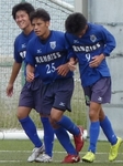 同点ゴールを決めて祝福されるルネスDF上原