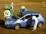 リーフの車内を覗きこむ斉藤監督