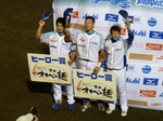 ポーズをとる3選手