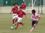 ドリブルで攻め込む松山工MF15番