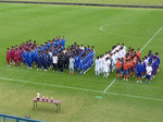 全8チームの選手たちが整列