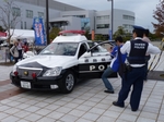 パトカーに乗って記念撮影