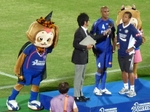ヒーローインタビューに応えるエリゼウ