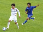 ハットトリックを達成した阪南MF泉澤(右)