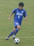 ドリブルで攻め込む吉野川のFW金村