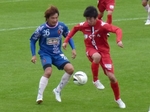 奈良MF矢部と北海道MF三浦の競り合い