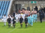 両チームの選手入場