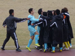 先制点を決めたMF青田を迎えるYSCCベンチ