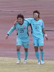 YSCCの4点目を決めたMF吉野とアシストしたMF松本