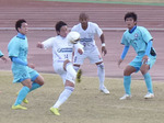ゴール前でシュートを放つ藤枝FW石田祐