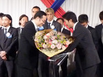 飯泉県知事から花束を受け取る美濃部監督