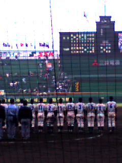 勝って校歌を歌う今治西の選手たち