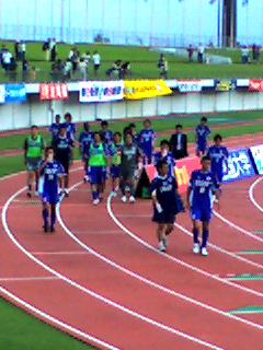 試合後の挨拶に向かう選手たち